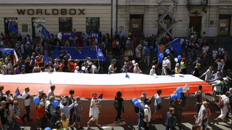 Mαζικές αντικυβερνητικές διαδηλώσεις στην Πολωνία