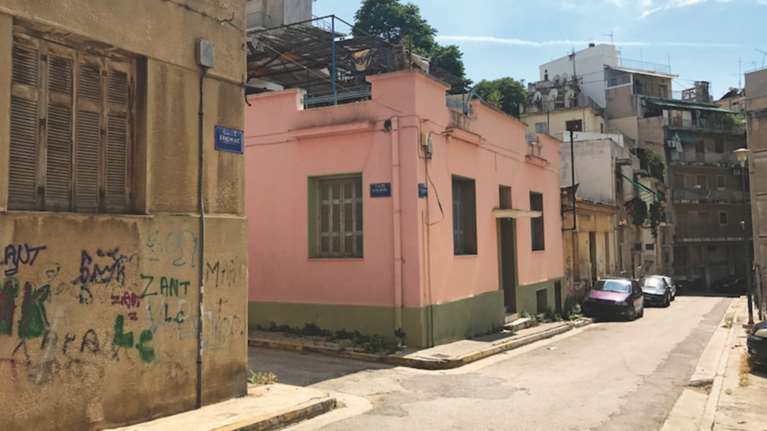 Τι βλέπει ένας δημοσιογράφος περπατώντας στην Αθήνα;