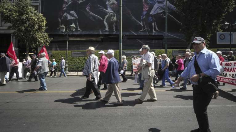 «Ψαλίδι» και στις συντάξεις κάτω των 1000 € από 1ης Ιανουαρίου