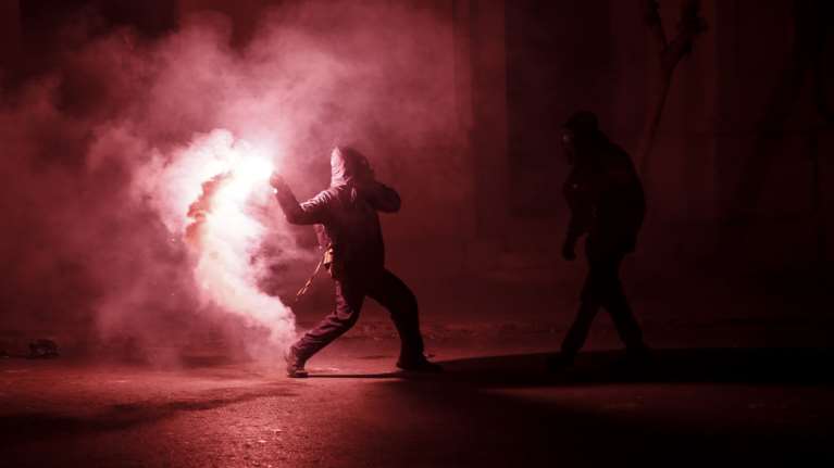 Το βίντεο από την επίθεση με μολότοφ στο σπίτι του Φλαμπουράρη και το ΠΑΣΟΚ