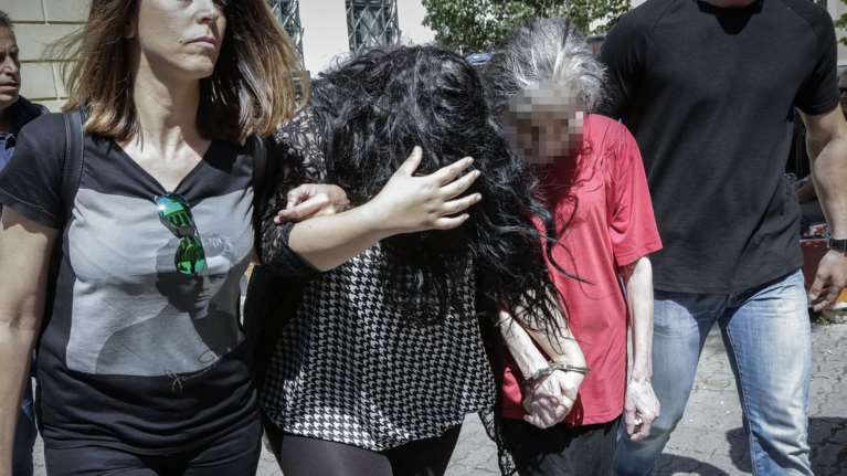 Συνελήφθησαν μάνα και κόρη για το νεκρό βρέφος στην Πετρούπολη