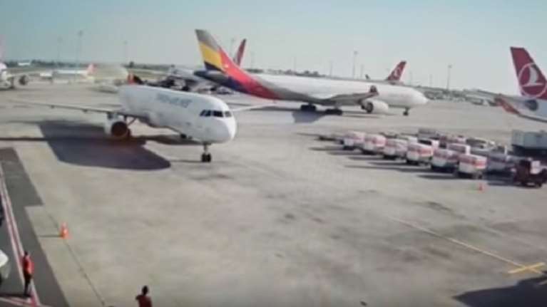 Σύγκρουση αεροπλάνων στο αεροδρόμιο της Κωνσταντινούπολης (βίντεο)