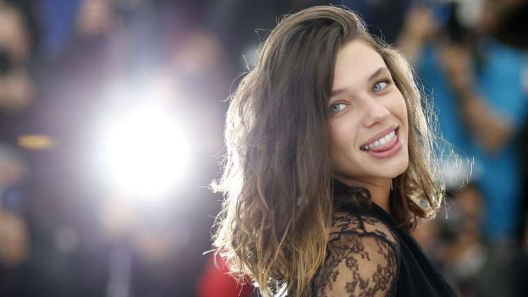 Η καλλονή σωσίας της Τζολί &amp; της Λίμα που ξετρέλανε τις Κάννες [Εικόνες]