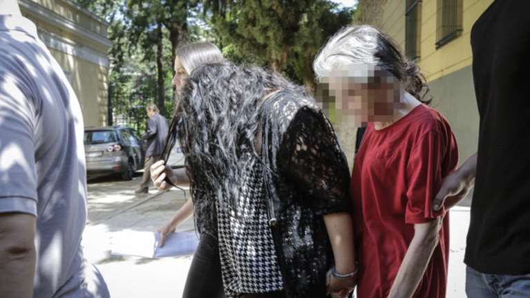 Με αντιφάσεις οι απολογίες μάνας και κόρης για το βρέφος