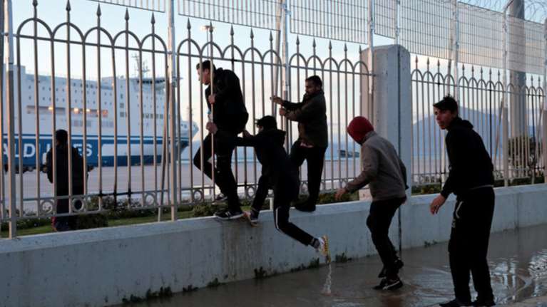450 αστυνομικοί στο λιμάνι της Πάτρας απομάκρυναν τους μετανάστες (φωτο)