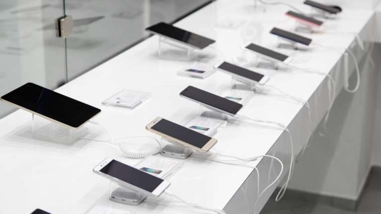 Παππάς αδειάζει Κονιόρδου για το ξαφνικό χαράτσι του 2% σε κινητά - τάμπλετ