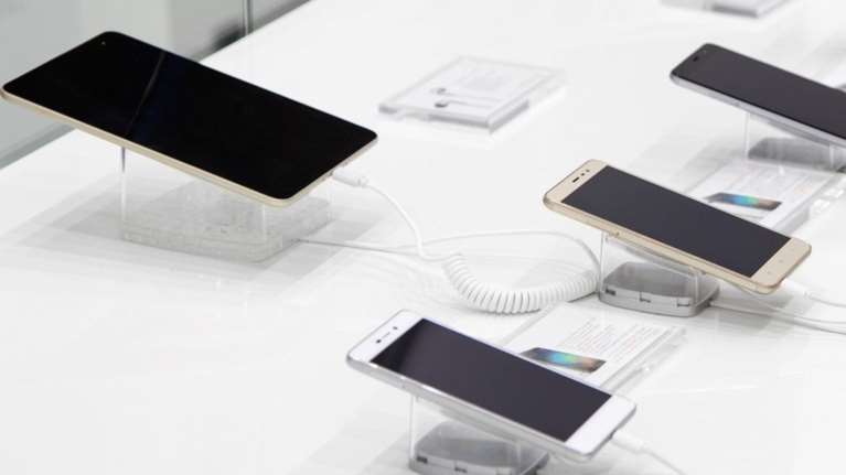 Άτακτη υποχώρηση της κυβέρνησης για το χαράτσι 2% σε κινητά - τάμπλετ