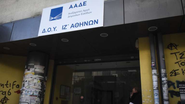 Αγριεύει η ΑΑΔΕ: Το σχέδιο για κατασχέσεις και θυρίδες