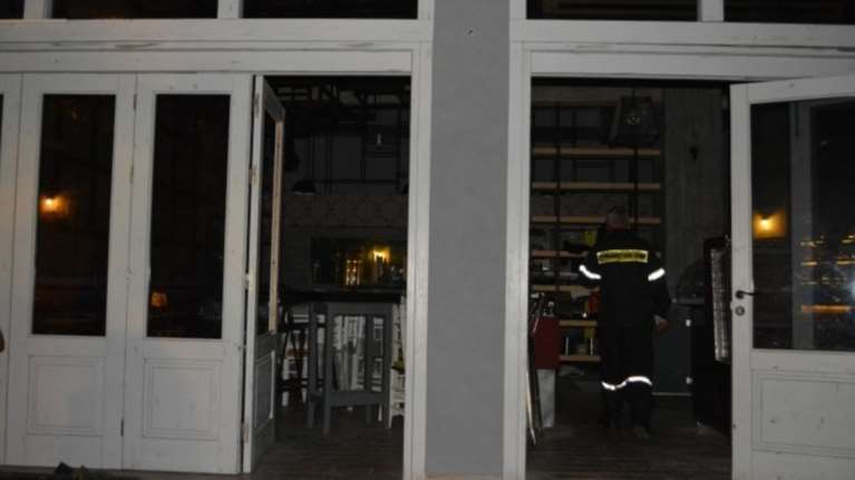 Δύο ελαφριά τραυματίες από έκρηξη σε κατάστημα στα Χανιά (φωτό)