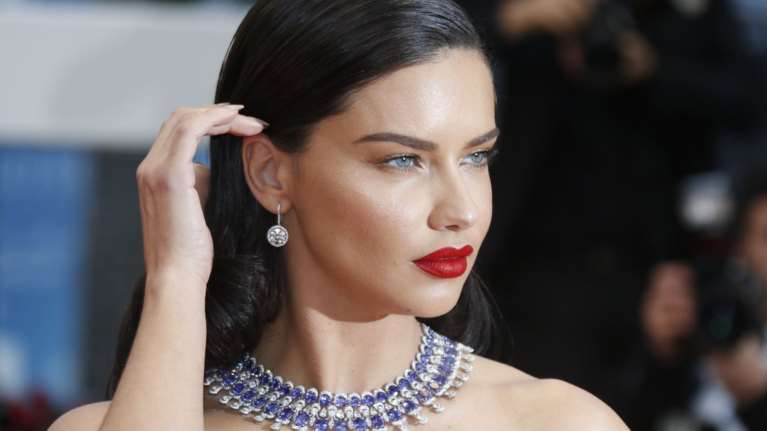 Η εντυπωσιακή εμφάνιση της Αντριάνα Λίμα στις Κάννες [Εικόνες]