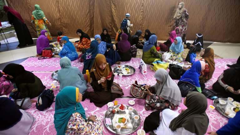 Το Ραμαζάνι ένας χαρούμενος μήνας για ηλικιωμένους και νέους