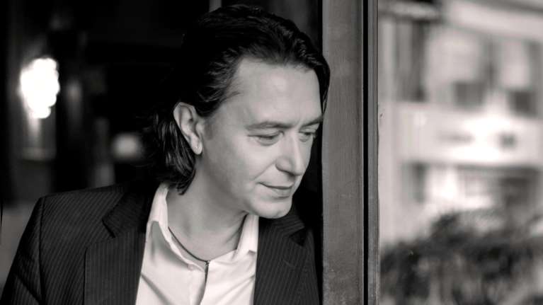 Ο Γ. Κότσιρας μας προσκαλεί να γίνουμε «Και Πάλι Παιδιά» στο Θέατρο Βράχων