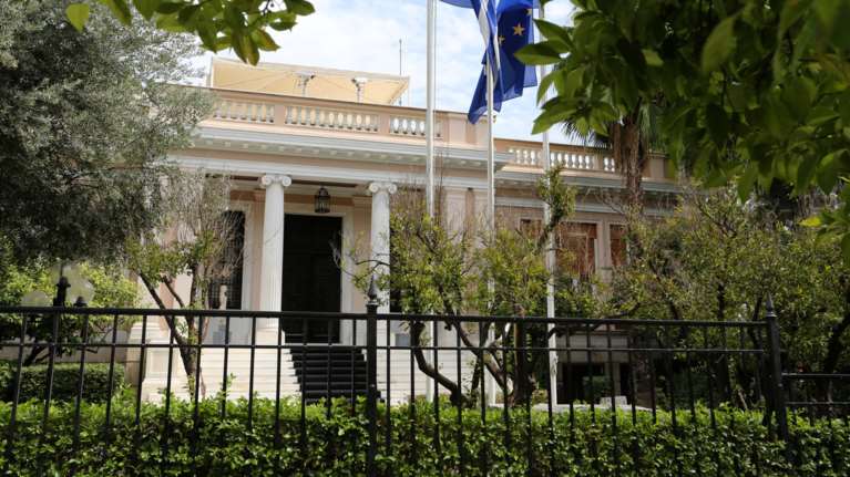 Μαξίμου: Erga omnes &amp; Σύνταγμα οι όροι για τη λύση