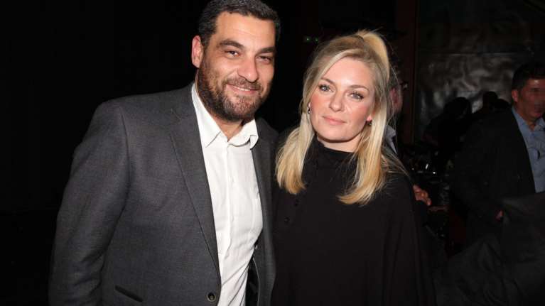 Ελισάβετ Μουτάφη - Μάνος Νιφλής: Το πρώτο καλοκαίρι με τον γιο τους - Tα παιχνίδια στην άμμο