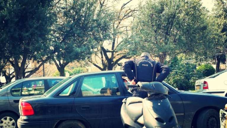 Τρίκαλα: Έδεσε το παιδί του στην καρότσα και το έσερνε