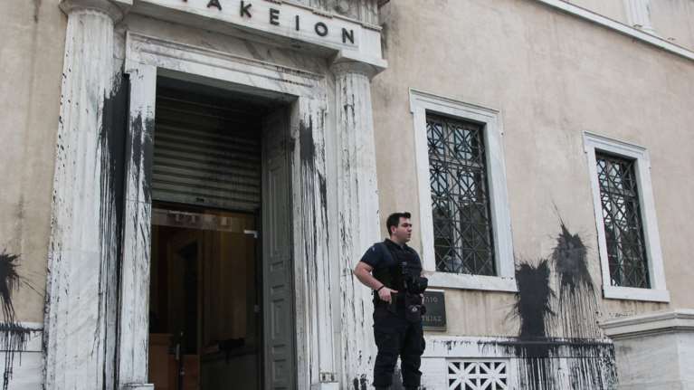 Συντονισμένη η επίθεση του Ρουβίκωνα στο ΣτΕ-Αφαντη η ΕΛΑΣ