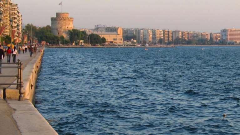 Βούτηξε μεσάνυχτα στον Θερμαϊκό για να σώσει ηλικιωμένο