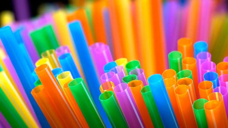 Το πρώτο ελληνικό νησί που καταργεί τα πλαστικά καλαμάκια