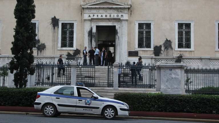 Νέο φιάσκο με την ΕΛ.ΑΣ. θεατή, ενώ ο Ρουβίκωνας έσπαγε το ΣτΕ