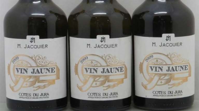 Στο σφυρί τρεις φιάλες με κρασί του 1774, οι παλαιότερες παγκοσμίως