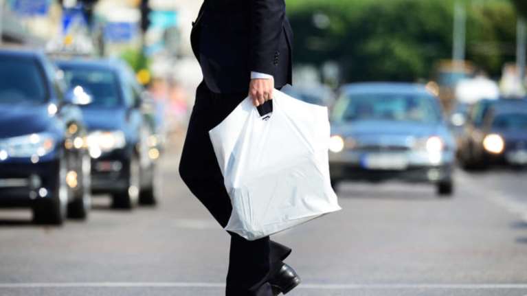 Πλαστικές σακούλες: Η ώρα του «λογαριασμού» για τους εμπόρους