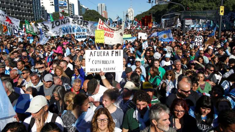 Χιλιάδες άνθρωποι διαδήλωσαν κατά των διαπραγματεύσεων με το ΔΝΤ