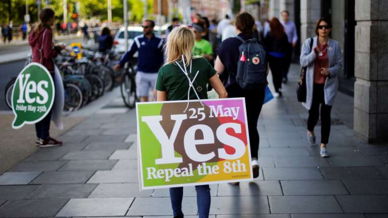 Ιστορικό δημοψήφισμα στην Ιρλανδία: 68% υπέρ των αμβλώσεων