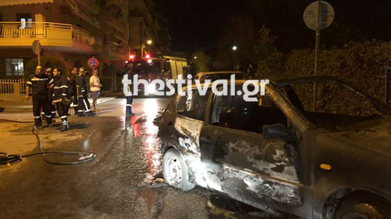 Θεσσαλονίκη: Επίθεση κουκουλοφόρων με πυρσούς στα χέρια