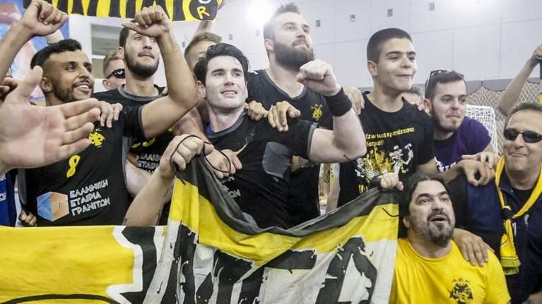 Η ΑΕΚ νίκησε με 20-13 τον Ολυμπιακό και έκανε το 2-0 στους τελικούς