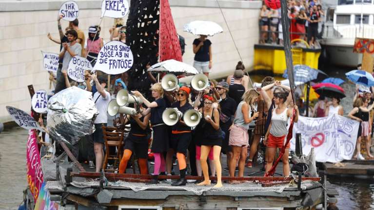 Βερολίνο: &quot;Σίγησαν&quot; την ακροδεξιά διαδήλωση με μουσική τέκνο (φωτό)