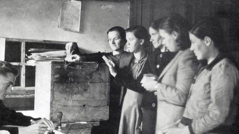 Σαν σήμερα: Η πλήρης κατοχύρωση των πολιτικών δικαιωμάτων των γυναικών