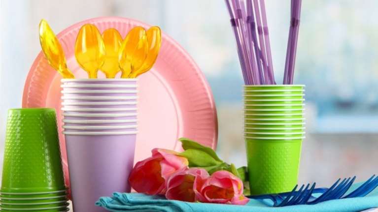 Φρένο σε πλαστικά μαχαιροπήρουνα και καλαμάκια βάζει η ΕΕ