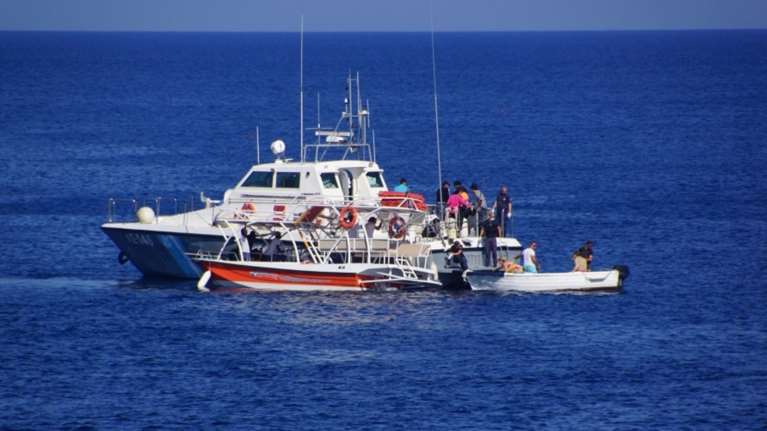 Εντοπίστηκε ιστιοφόρο με μετανάστες ανοιχτά των Χανίων