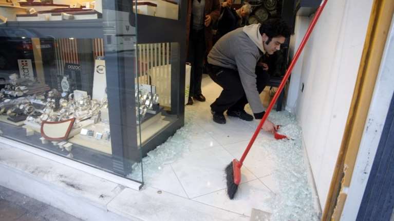 Εισβολή με φορτηγό σε κοσμηματοπωλείο στα Νέα Λιόσια