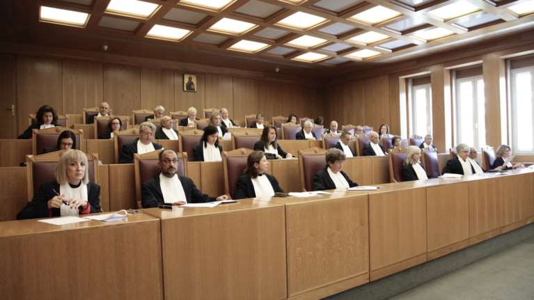 Στα πολιτικά δικαστήρια η απόφαση για το επώνυμο παιδιού ομόφυλης μητέρας