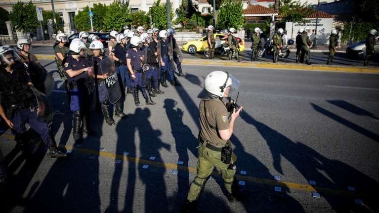 Συγκέντρωση έξω από το Μέγαρο Μουσικής κατά της γενικής συνέλευσης του ΣΕΒ