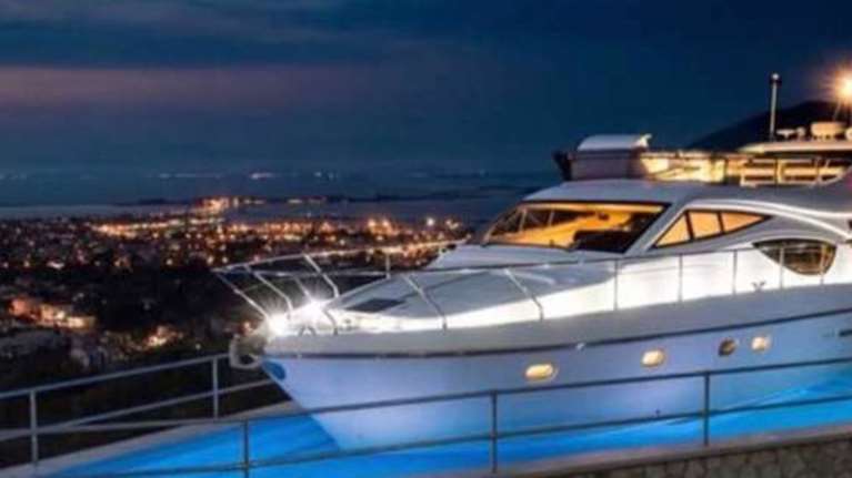 Λευκάδα: Έβαλε το γιοτ... στην πισίνα και το νοικιάζει ως κατάλυμα!