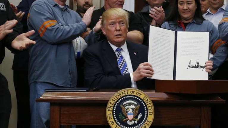 Οι ΗΠΑ επέβαλαν δασμούς σε χάλυβα και αλουμίνιο από την ΕΕ