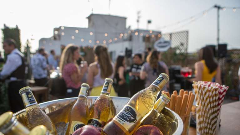 Το Strongbow ξαφνιάζει τις πόλεις με live συναυλίες σε ταράτσες