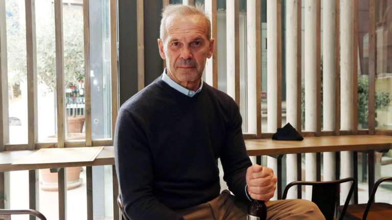 Έξαλλος απαντάει στην κατηγορία για παράνομη στάθμευση σε θέση ΑΜΕΑ