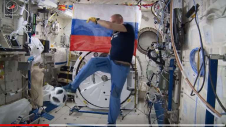 Ποδόσφαιρο στο διάστημα με τη μπάλα του Μουντιάλ