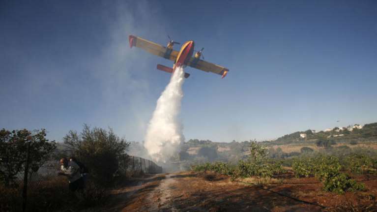 Μάχη με τις φλόγες στην Εύβοια-επιχειρούν Καναντέρ