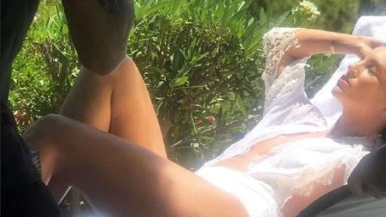 Η Αθηνά Οικονομάκου με λευκό μαγιό και τέλειο κορμί 2,5 μήνες μετά τη γέννα