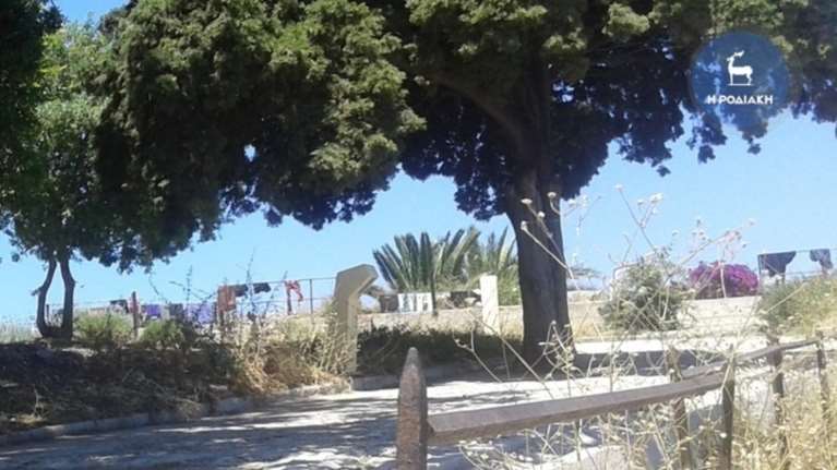 Απλωσαν μπουγάδα στα τείχη της Τάφρου στην Παλιά Πόλη στη Ρόδο