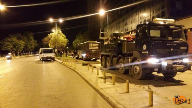 30 μολότοφ σε κλούβα των ΜΑΤ που μετέφερε αστυνομικούς στη Θεσσαλονίκη