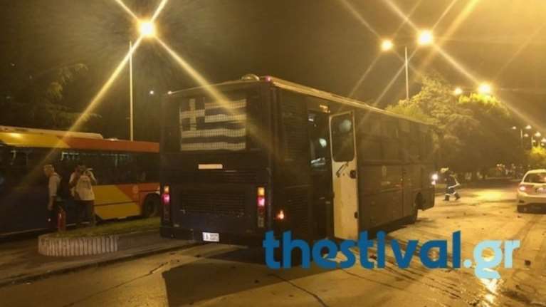 Ντοκουμέντο από την επίθεση σε κλούβα των ΜΑΤ στη Θεσσαλονίκη