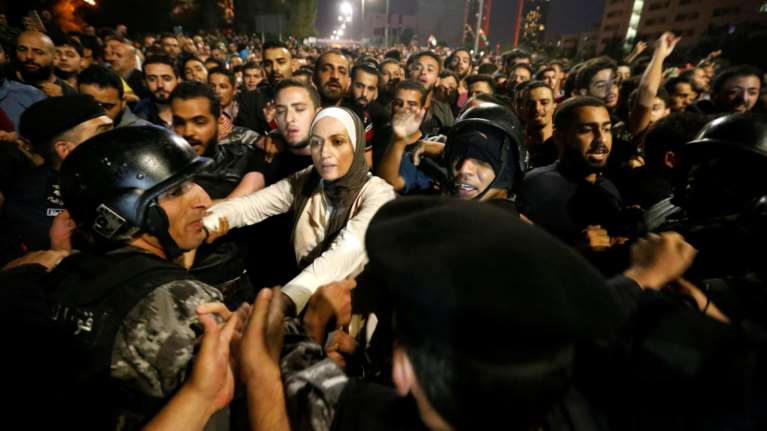 Διαδηλώσεις κατά της αύξησης τιμών και φόρων συγκλονίζουν την Ιορδανία