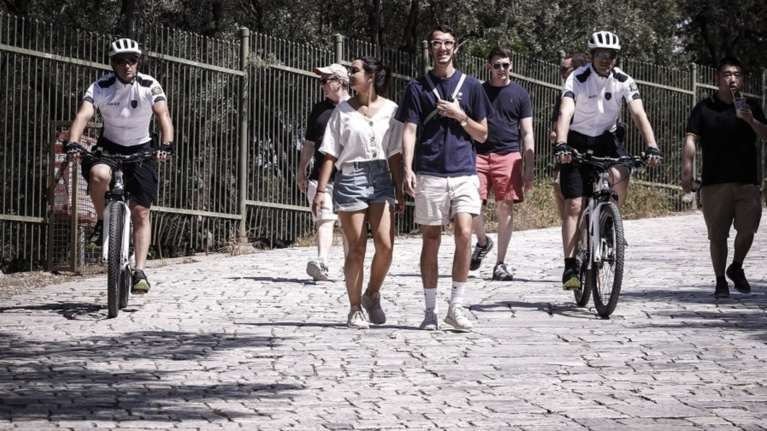 Αετονύχηδες άρπαζαν πορτοφόλια στη σκιά της ...Ακρόπολης