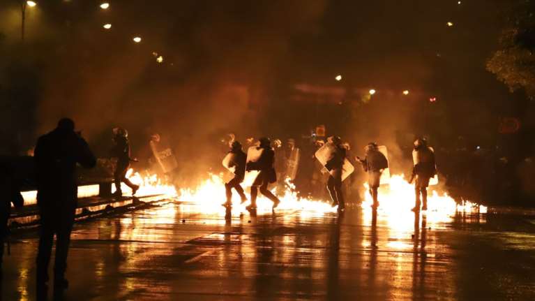 Εισαγγελική έρευνα για την επίθεση κατά των ΜΑΤ στη Θεσσαλονίκη