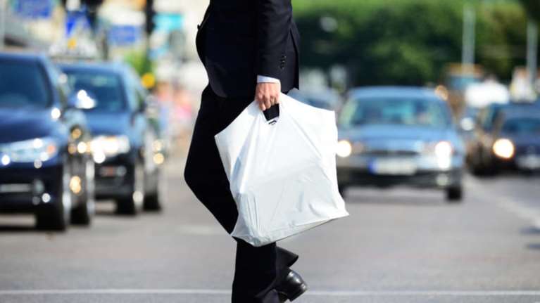 OHE: Να απαγορευτεί ή να φορολογηθεί η πλαστική σακούλα